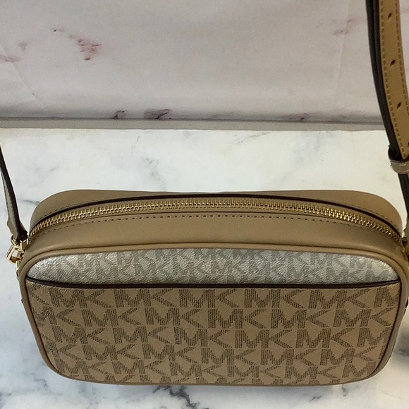 NWT Michael Kors Crossbody Jet Set Bag Camel Gold - Picture 1 of 7